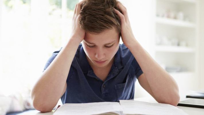 עזרה בשיעורי הבית הופכת אותך לאמא הליקופטר. צילום: Ingimage ASAP