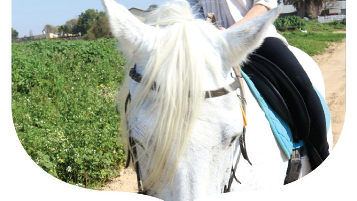 סתיו שפיר עם מונה. צילום: רונן מלחם