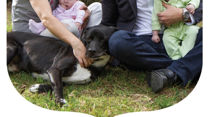 אמיר אוחנה עם משפחתו והכלב גורי. צילום: ערן כהן