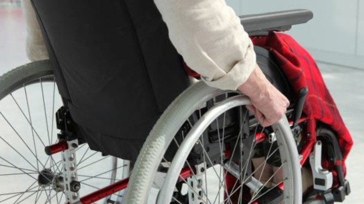 אדם בכסא גלגלים