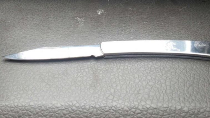 הסכין שנמצאה אצל הקטין ליד שועפט. צילום: חטיבת דובר המשטרה