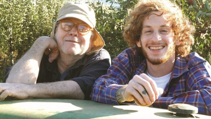 &quot;מכיר אותו מגיל אפס&quot;. עם אלישע בנאי ב&quot;תפוחים מן המדבר&quot;. צילום: יוני המנחם