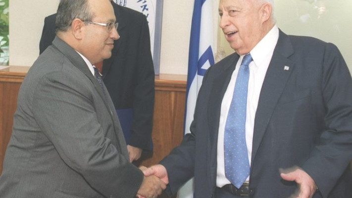 מאיר דגן ואריאל שרון, בעת המינוי לראשות המוסד. צילום:  יעקב סער, לע&quot;מ 