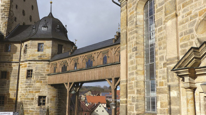 גשר העץ בין המבצר לכנסייה של טורנאו, חבל פרנקוניה בגרמניה, תיירות. צילום: תלמה אדמון