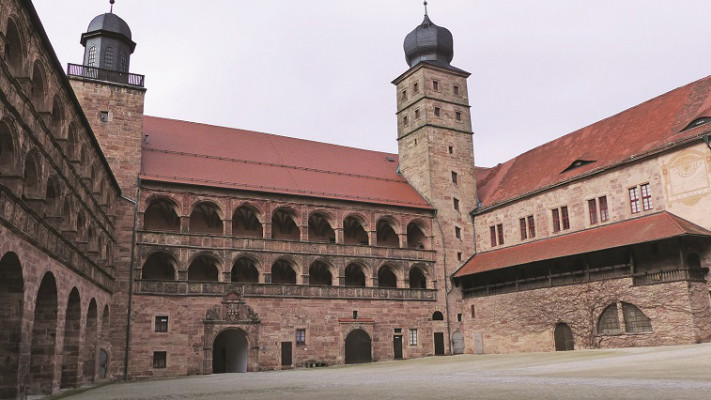 החצר הפנימית של טירת פלסנבורג בקולמבך, חבל פרנקוניה בגרמניה, תיירות. צילום: תלמה אדמון