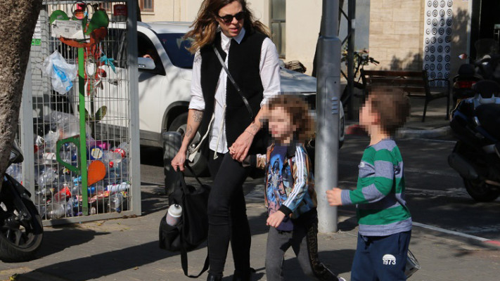 כועסת? אילנה ברקוביץ' וילדיה עם בנאדו (צילום: ניר פקין)