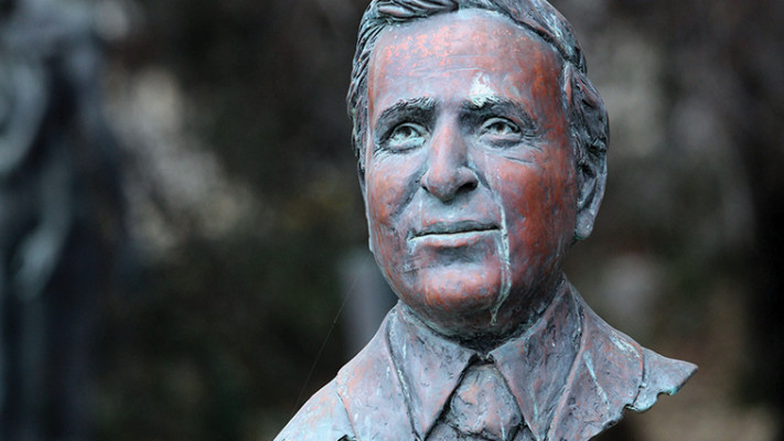 &quot;טעות חייו&quot;, פסלו של משה קצב בגן הנשיאים, צילום: יוסי זמיר, פלאש 90