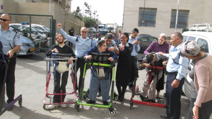 ילדי &quot;עלה&quot; והשוטרים במרתון ירושלים