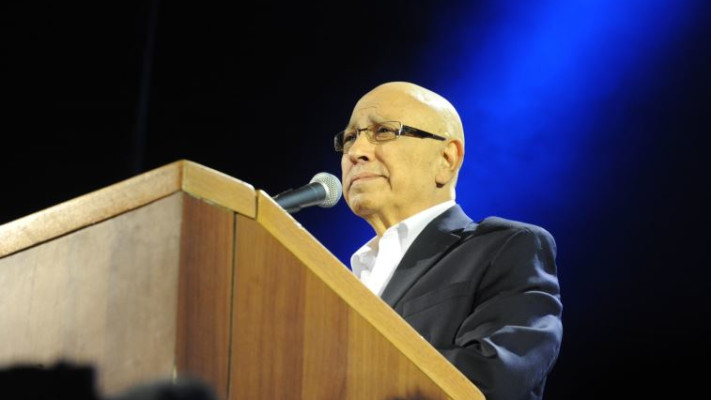 &quot;בער לא להגיב על מה שקורה כאן&quot;. מאיר דגן בנאומו בכיכר רבין, 2015. צילום: מרק ישראל סלם