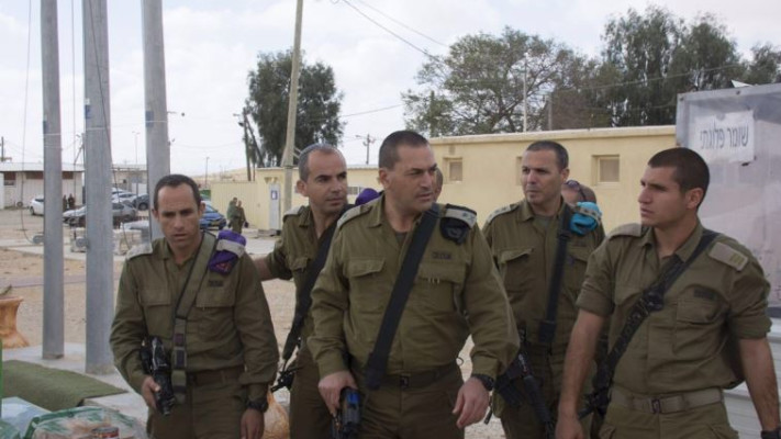 אלוף פיקוד דרום באחד מביקוריו בבא&quot;ח גבעתי. נשקים מהבסיס שבו מתנהלת החטיבה נגנבו. צילום: דובר צה&quot;ל