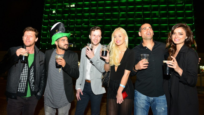 נחשו לאן כולם מסתכלים! הסלבס מבלים בסיינט פטריקס דיי