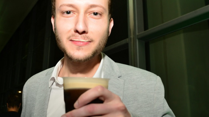 יון, יש לך משהו על השפם...