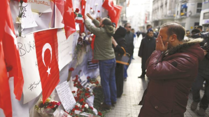 אתר הזיכרון לנפגעי הפיגוע באיסטנבול. צילום: רויטרס