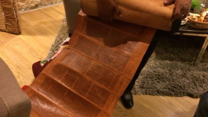 ספר התורה העתיק שהביא עמו הרב. צילום: הסוכנות היהודית