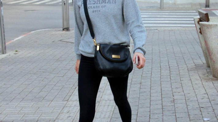 "שיט, הייתי צריכה לצאת עם תיק יותר גדול מהבית". סיון קליין בתל אביב (צילום: אמיר מאירי)