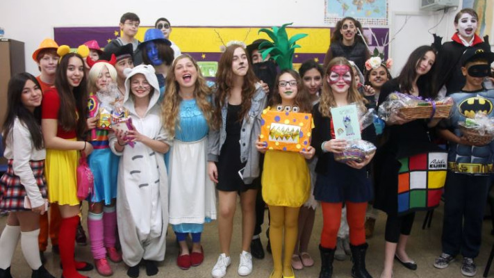 בי&quot;ס לאמנויות בירושלים. לא לשכוח משלוחי מנות! צילום: אבשלום ששוני