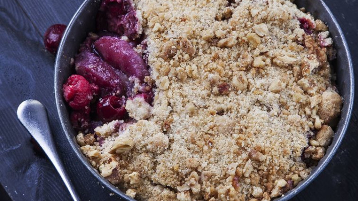 קרמבל תפוחים, קרם שקדים ופירות יער. צילום: אפיק גבאי