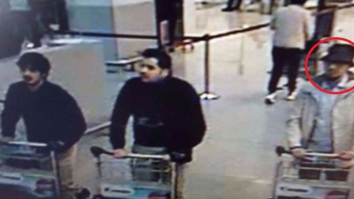 שלושת המחבלים בשדה התעופה. בעיגול: המחבל הנמלט שנתפס