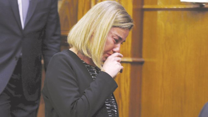 שרת החוץ של האיחוד האירופי, פדריקה מוגריני, בוכה בעקבות מתקפת הטרור בבריסל. צילום: רויטרס