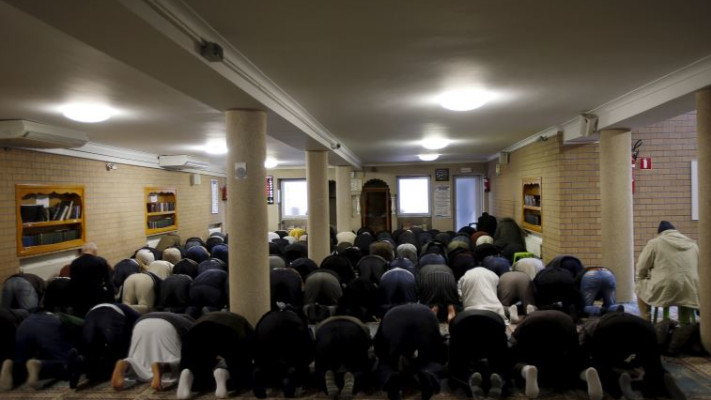 מוסלמים מתפללים במסגד במולנבק, בלגיה. צילום: רויטרס
