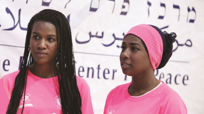 שחקניות הנבחרת הפלסטינית. &quot;זו הדרך לשלום&quot;. צילום: ליאב פלד