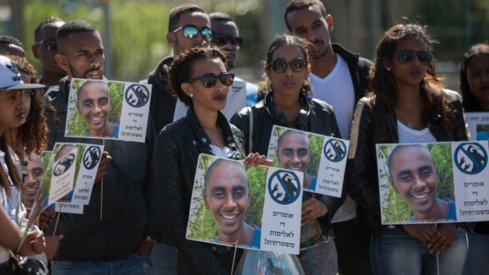 תמונתו של יוסף סלמסה בהפגנה נגד אלימות משטרתית. צילום: יונתן זינדל, פלאש 90