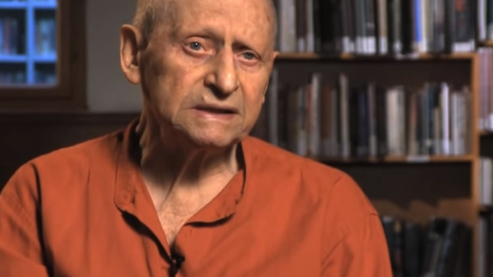 אהרן מגד. צילום מסך יו טיוב, ארכיון הווידאו של כלל סופרי ישראל 