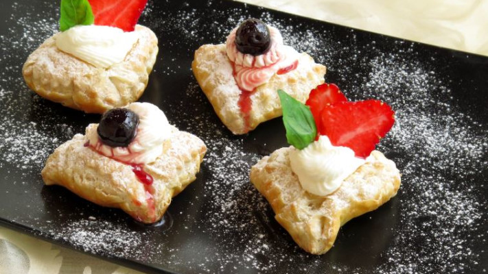 אוזני המן מבצק עלים במלית קרם וניל ושוקולד לבן