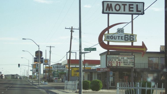 מציעה למבקריה את מוזיאון כביש 66. קינגמן