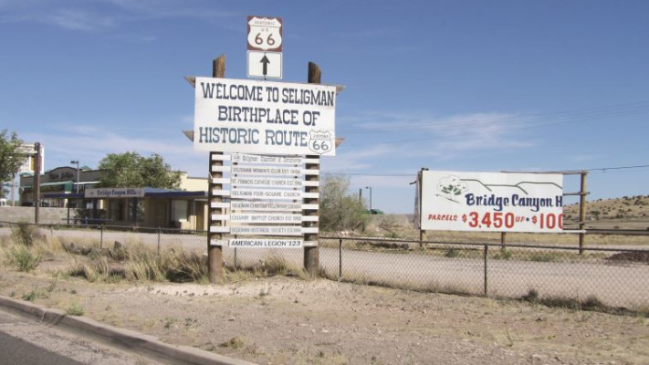 העניקה לעצמה את התואר &ldquo;ערש לידתו של כביש 66 ההיסטורי&quot;. סליגמן