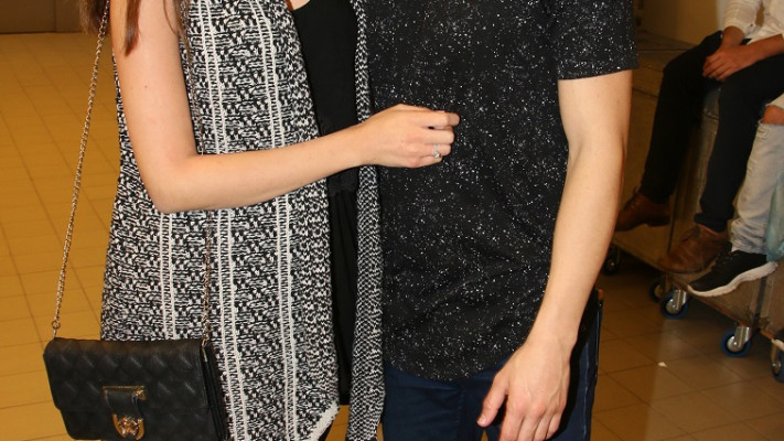 אהבה בסוף הקיץ. אטיאס עם ארוסתו נעמי