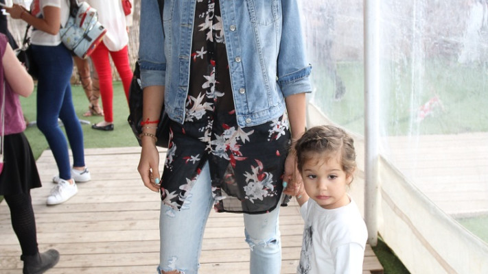 ג'ני צ'רוואני ואמילי מחויכות