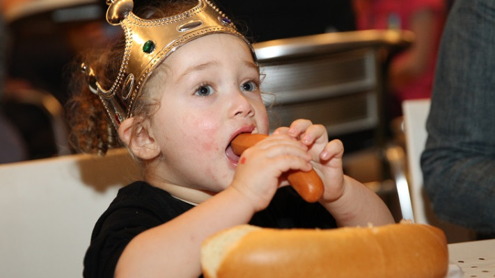 מייקי מארק, אמא ליהיא גרינר מרשה לך לאכול נקניקייה שלמה?