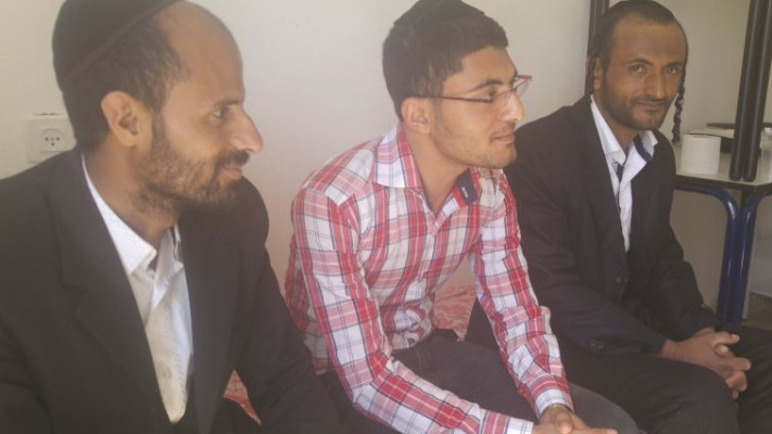 מימין: משה דהרי, ציון דהרי ויחיאל זינדאני. &quot;לא חשוב מה לובשים, העיקר מה שיש בפנים&quot; 