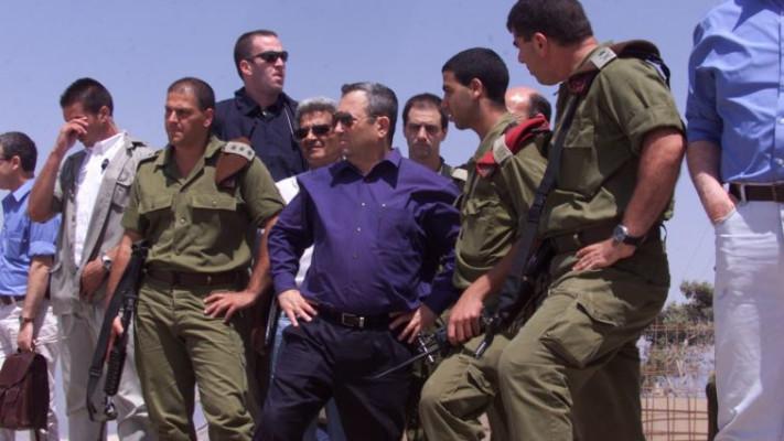 ראש הממשלה אהוד ברק עם גבי אשכנזי וצ'יקו תמיר, 2000. צילום: חיים אזולאי