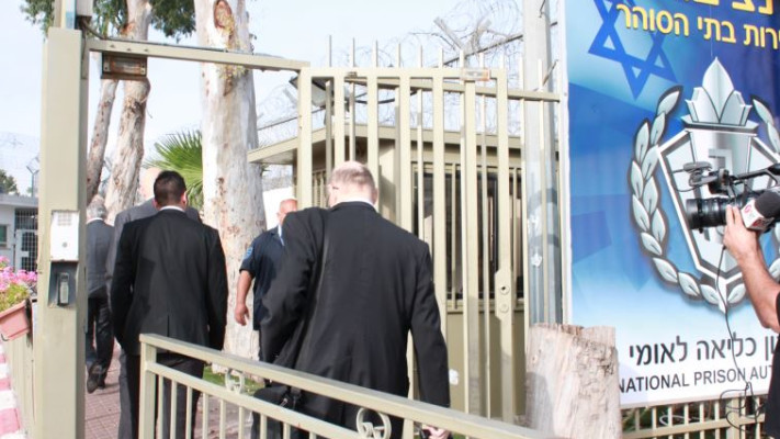 פרקליטיו של קצב בכניסה לוועדת השחרורים. צילום: יקי צימרמן