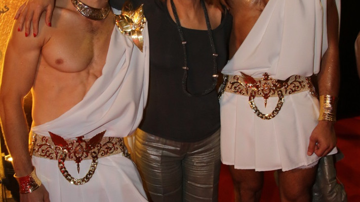 דליה איציק נראית נהנית מאוד מתשומת הלב... מאוד