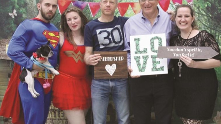 אליעזר שקדי ואביב בושינסקי עם בוגרי ומלגאי קרן הישג  (צילום: לימור חזן)