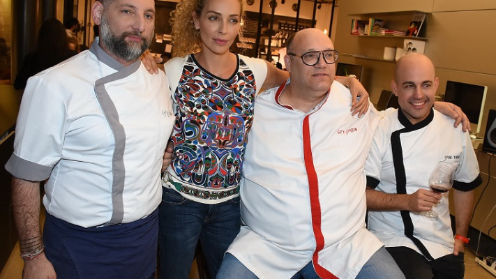חברים, הגעתי. אפשר להתחיל לבשל. מירי בוהדנה עם אסף גרניט, מושיק רוט ומאיר אדוני (צילום: אביב חופי)