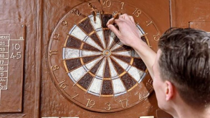 לוח קליעה למטרה שעשוי משוקולד. צילום מסך