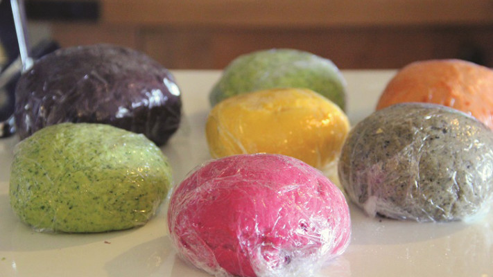 המנוחה מאפשרת לבצק להפוך לחלק ונוח יותר לעבודה. צילום: פסקל פרץ רובין, שרית גז