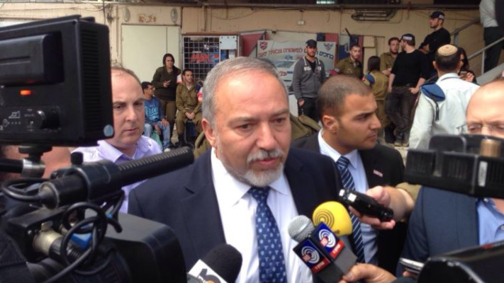 ליברמן בכניסה לדיון. צילום: אבשלום ששוני