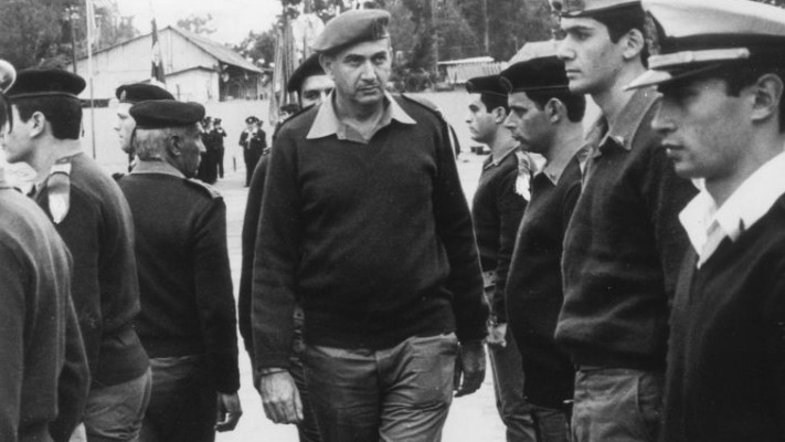 תת אלוף מאיר ניצן, סגן ראש אג''א, בטקס סיום קורס קציני תחזוקה בשנת 1982. צילום: דובר צה"ל