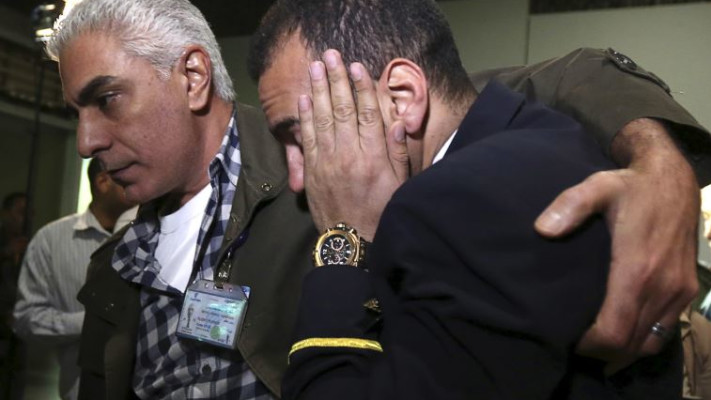 איש צוות אוויר מצרי חוזר הביתה מקפריסין. צילום: רויטרס