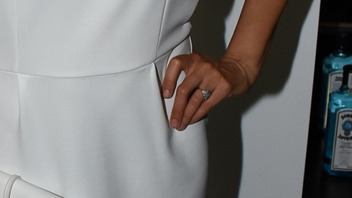 וגם קרוב יותר. כמה קארט? הטבעת של עטיה