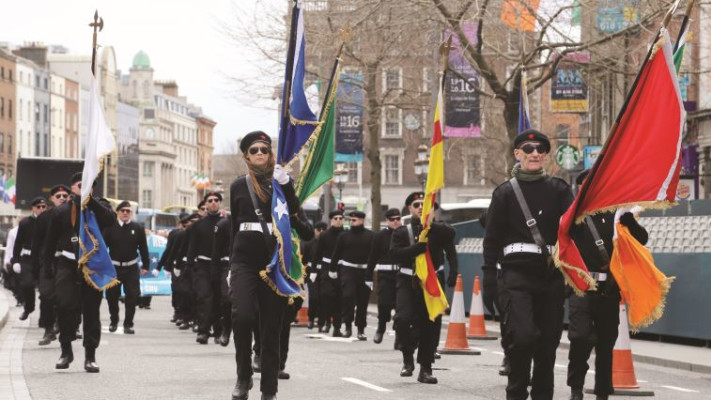 אנשי התנועה הסוציאליסטית רפובליקנית צועדים בדבלין. צילום: גרישא קמרז