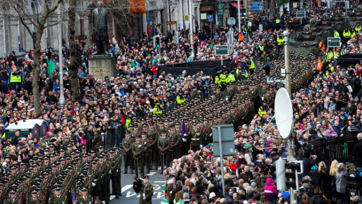 &quot;ממשיכים את דרכם של המורדים&quot;, הצבא האירי צועד בדבלין. צילום: Getty Images