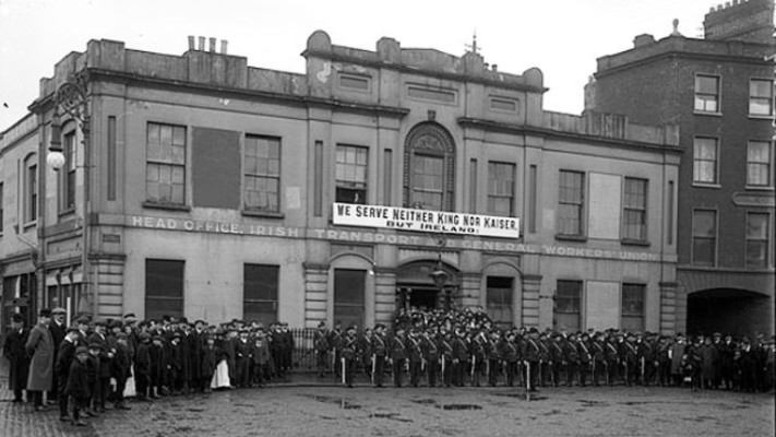 אנשי &quot;צבא האזרחים האירי&quot; ניצבים לפני בניי ןהאיגודים המקצועיים במהלך המרד