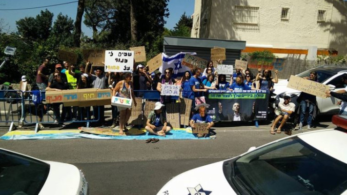 הפגנת ארגונים ירוקים מול ביתו של השר כחלון בחיפה. צילום: מגמה ירוקה