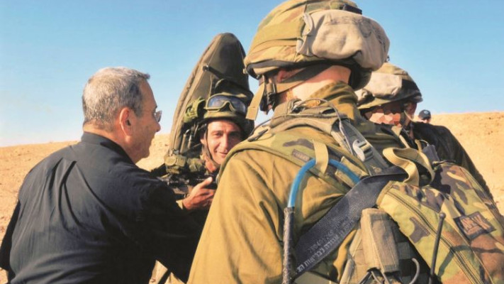 פסקל אברהמי מחייך למצלמה, עם אהוד ברק, זמן קצר לפני שנהרג. צילום: מתוך &quot;עד קצה הגבול&quot;